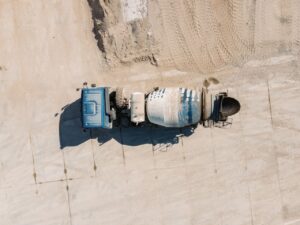 Betonvloer storten op zand: wat je moet weten voordat de betonwagen arriveert