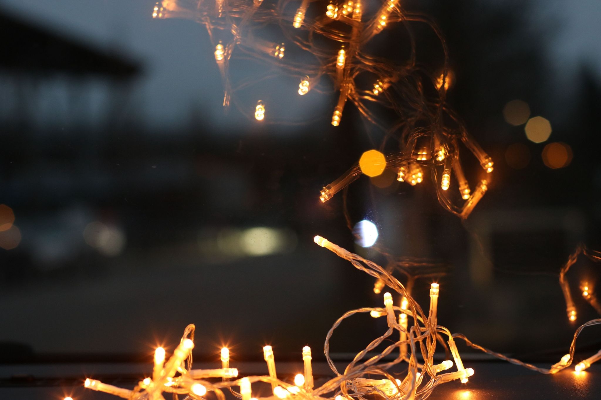 Kerstverlichting in de woonkamer: zo maak je het warm zonder dat het druk wordt